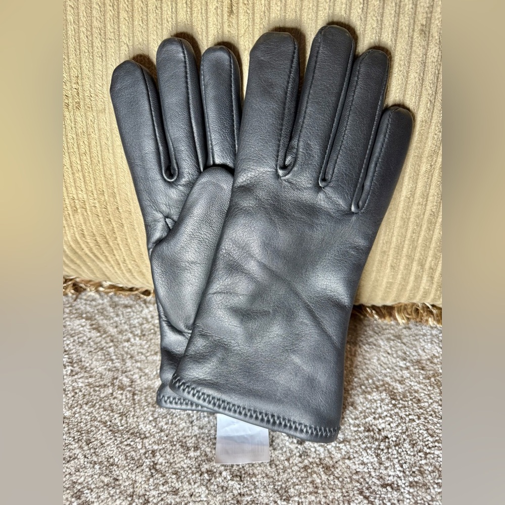 Soft, black leather gloves, lined, size 8.5